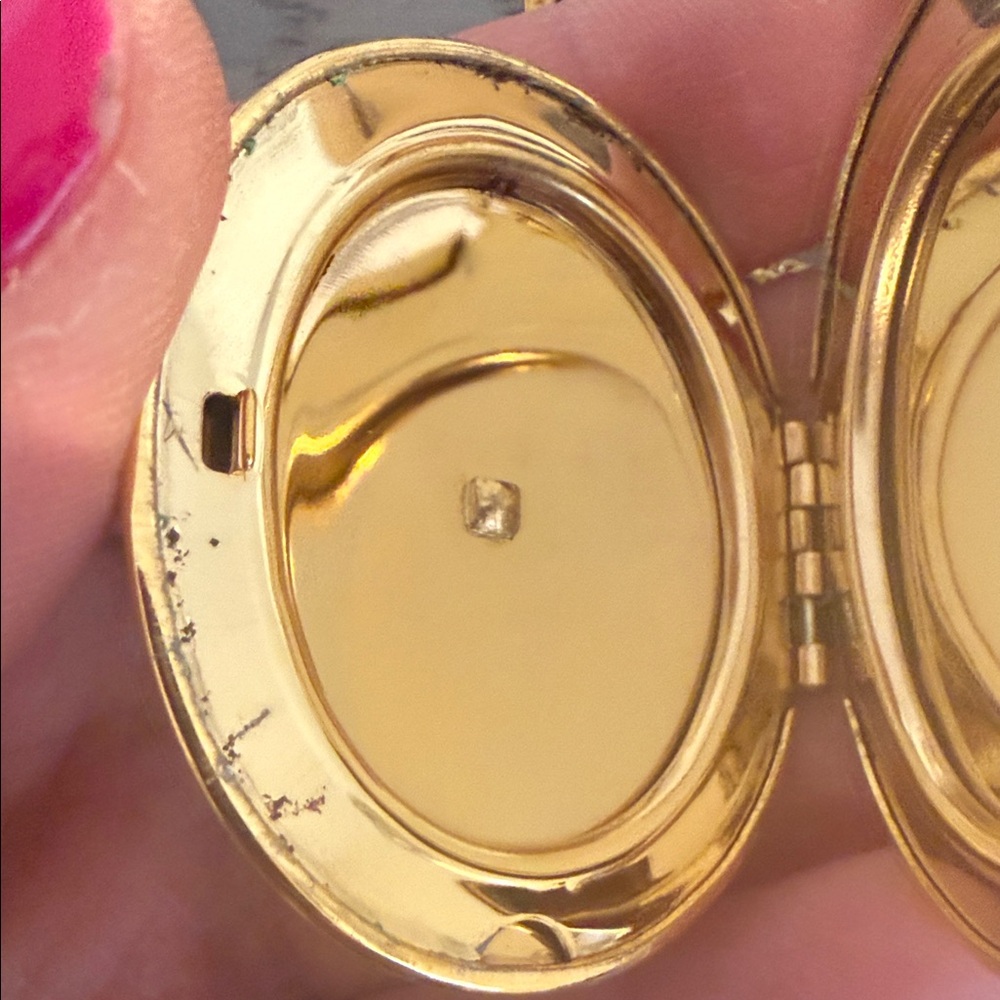 Intricate Medallion Gold Oval Locket Necklace with rope chain 14 inches - Picture 12 of 12